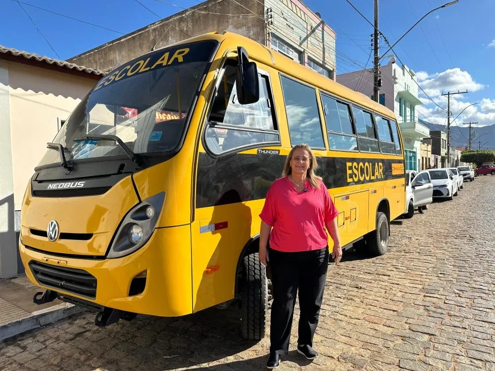 Livramento de Nossa Senhora recebe novo micro-ônibus escolar do Programa Caminho da Escola