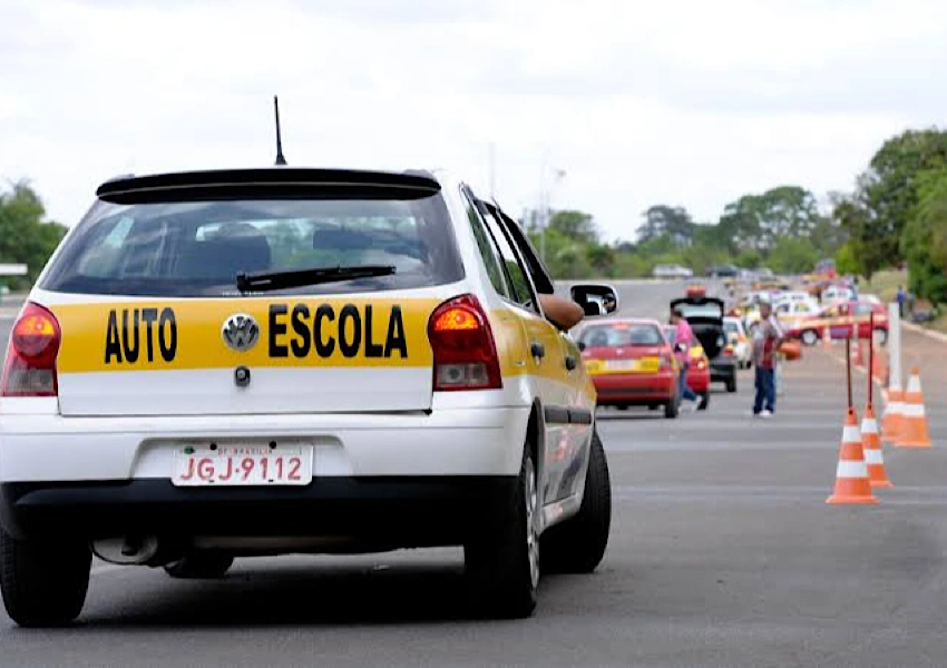 Aulas em autoescola podem deixar de ser obrigatórias para tirar CNH, diz ministro