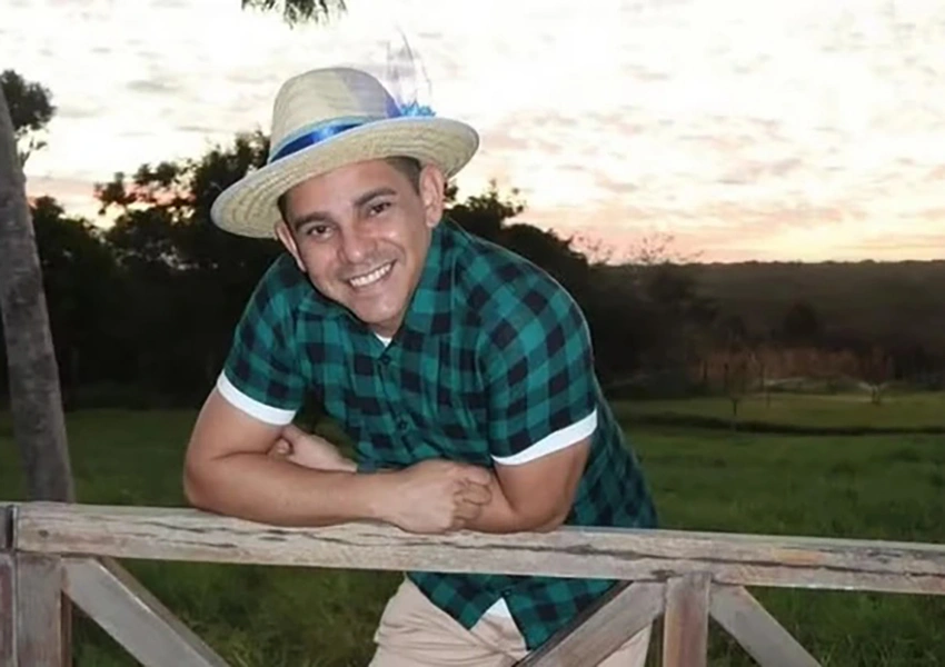 Professor  de 41 anos morre após ser empurrado de penhasco por alunos