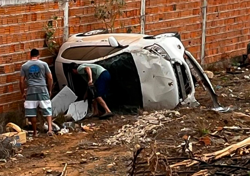 Carro tomba na entrada de Livramento de Nossa Senhora após motorista desviar de cachorro