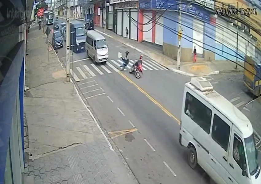 Mulher é atropelada ao atravessar faixa de pedestres no Centro de Vitória da Conquista; motociclista fugiu sem prestar socorro