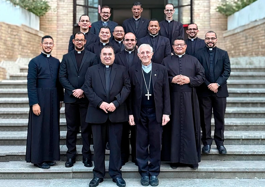 Dom Armando Bucciol acompanha padres da Bahia e de Sergipe em formação no Colégio Pio Brasileiro em Roma