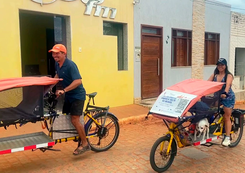 Casal colombiano visita Livramento e apresenta projeto educativo que percorre o mundo de bicicleta