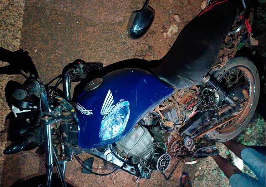 Casal fica ferido em colisão entre carro e motocicleta na BA-623 em Maetinga