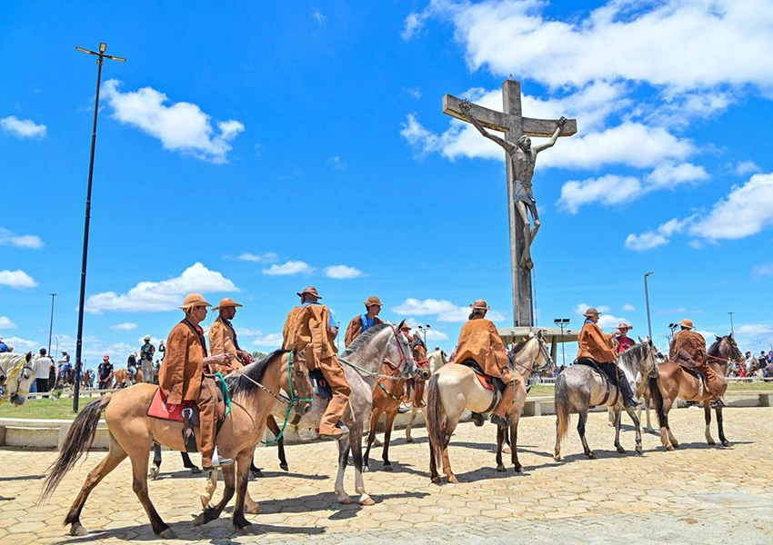 Primeira Missa do Vaqueiro celebra fé e tradição diante do Cristo de Mário Cravo em Vitória da Conquista