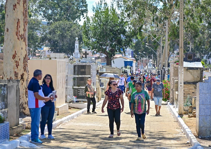 Dia de Finados: Cemitérios de Vitória da Conquista recebem milhares de visitantes neste domingo (02)