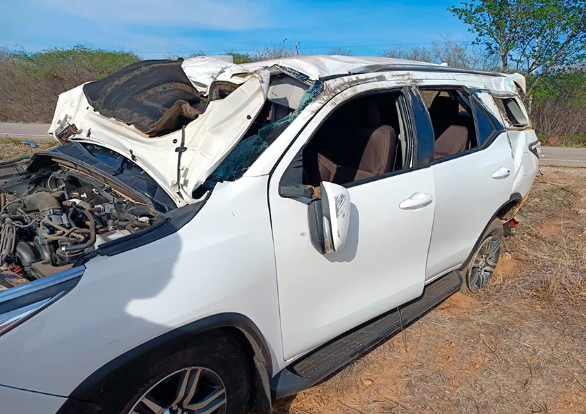 Carro com cantor Edi Rossi capota na BA-148 trecho entre Livramento de Nossa Senhora e Brumado