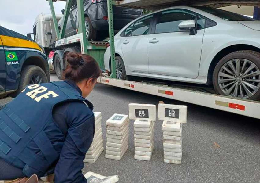 PRF apreende mais de 120 kg de drogas e recupera veículo adulterado na BR-116 em Vitória da Conquista