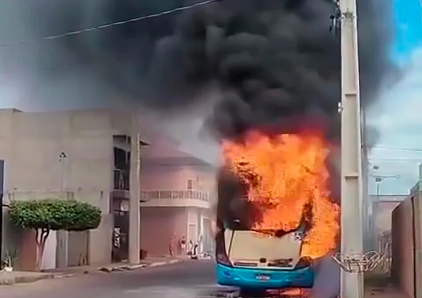 Ônibus da Novo Horizonte pega fogo em avenida de Ibotirama e assusta moradores