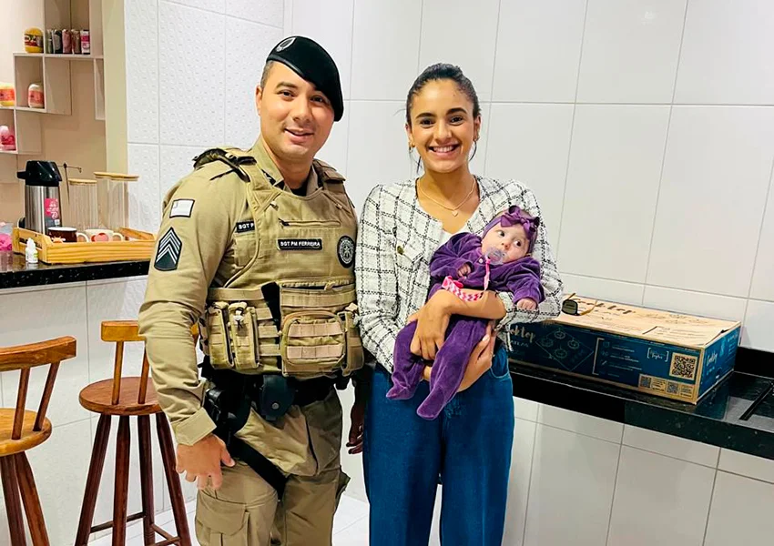 Policiais salvam bebê de dois meses engasgada em Poções