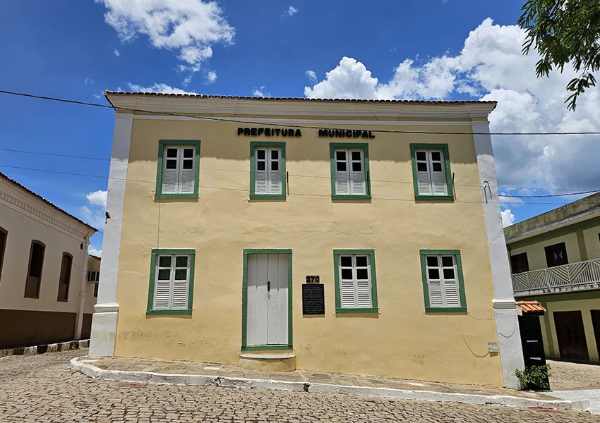 TCM aprova contas da Prefeitura de Paramirim com ressalvas e aplica multa ao ex-prefeito