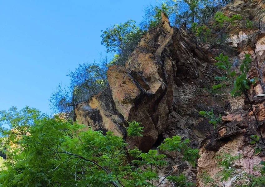 Pedra em morro apresenta risco de deslizamento na BA 148 entre Livramento e Rio de Contas