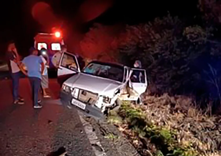 Três pessoas ficam feridas após colisão entre carro e caminhão na BR 030 em Palmas de Monte Alto