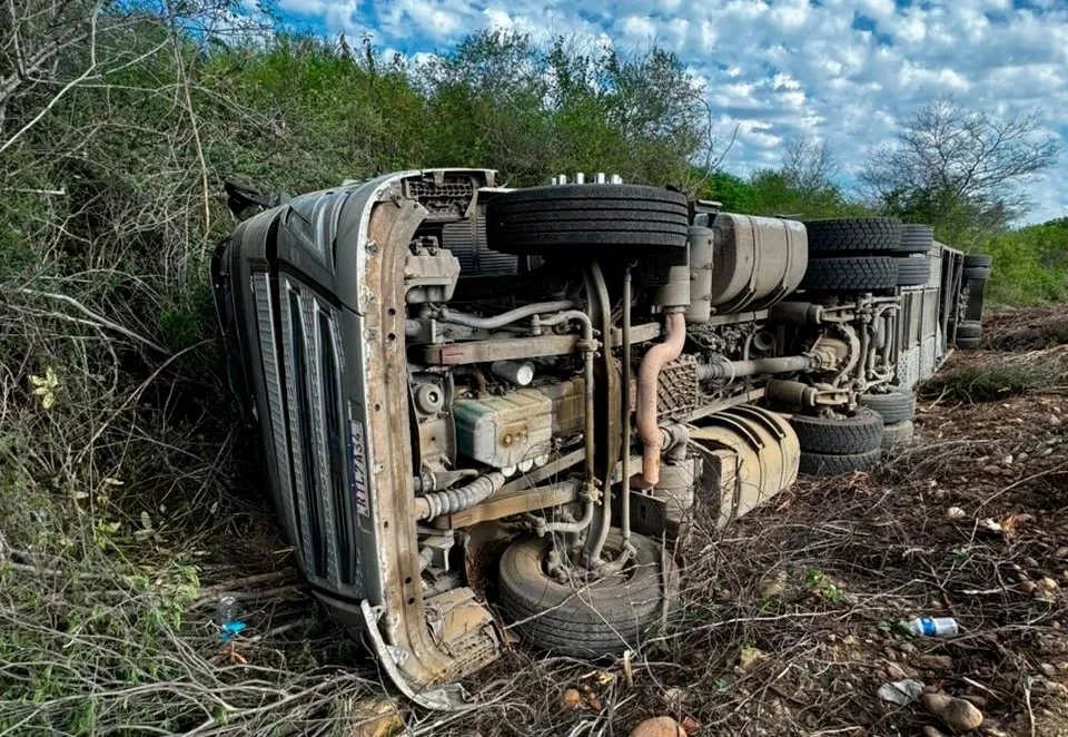 Carreta cegonha tomba em trecho de Tanhaçu no sudoeste da Bahia