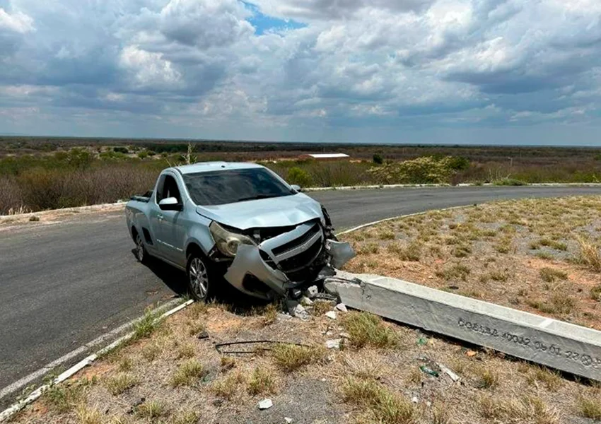 Motorista sai ileso após veículo atingir poste na BA-263 em Palmas de Monte Alto