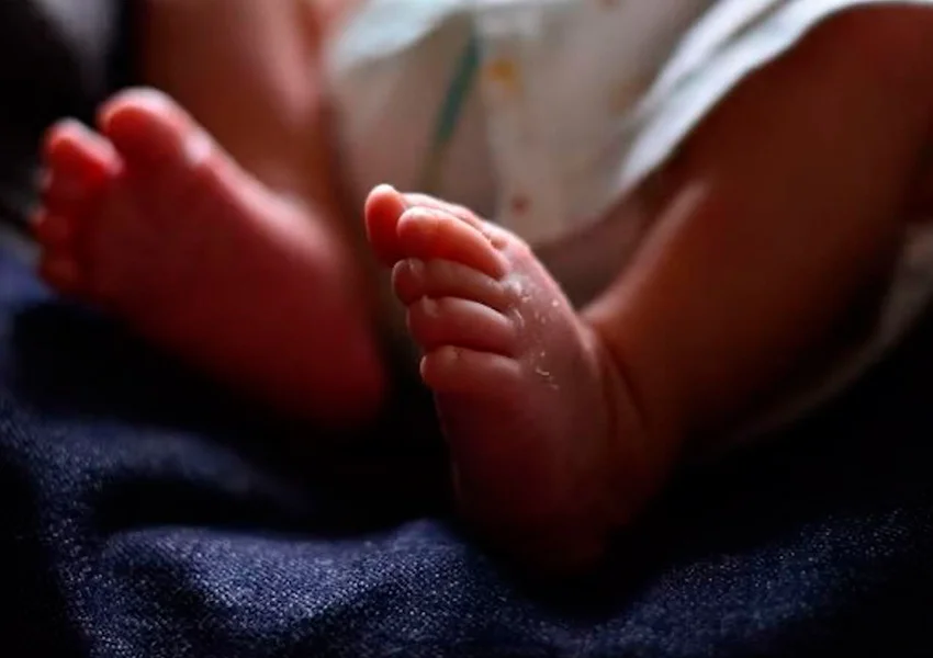 Bebê de um mês morre asfixiado após mãe adormecer sobre ela na Bahia