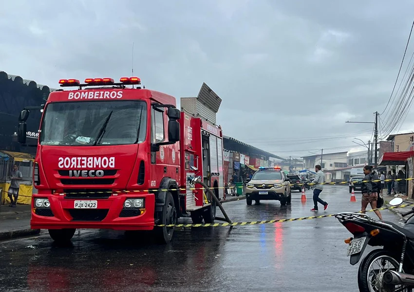Incêndio atinge barraca na feira do Alto Maron e deixa três feridos em Vitória da Conquista