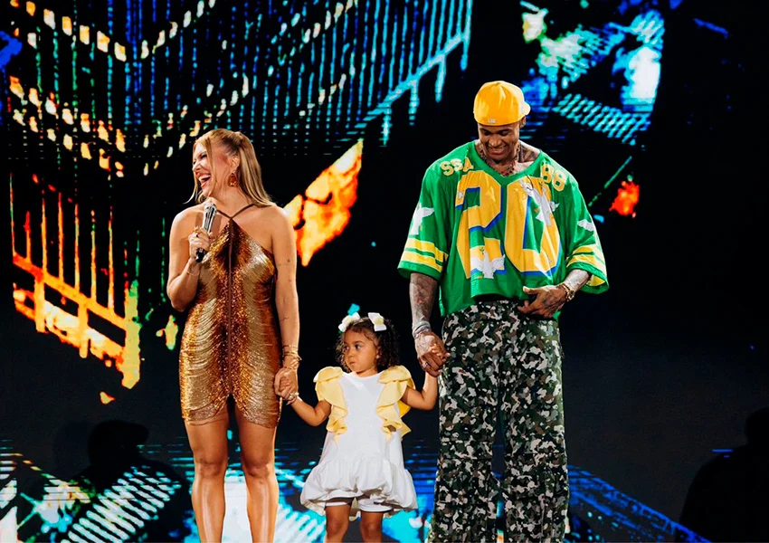 Léo Santana e Lore Improta revelam sexo do segundo filho durante show