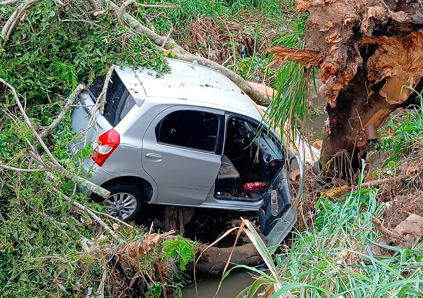 Carro que caiu em valeta na Avenida Caracas é encontrado e removido em Vitória da Conquista