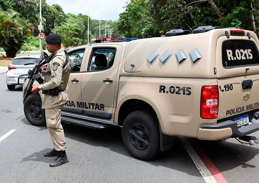 Procurada por crimes federais é presa durante abordagem a van que seguia de Vitória da Conquista para Poções