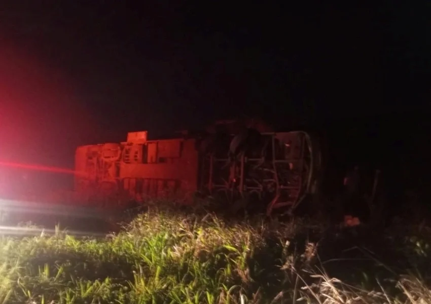 Ônibus de turismo tomba na BA-026 e deixa dois feridos entre Planaltino e Nova Itarana