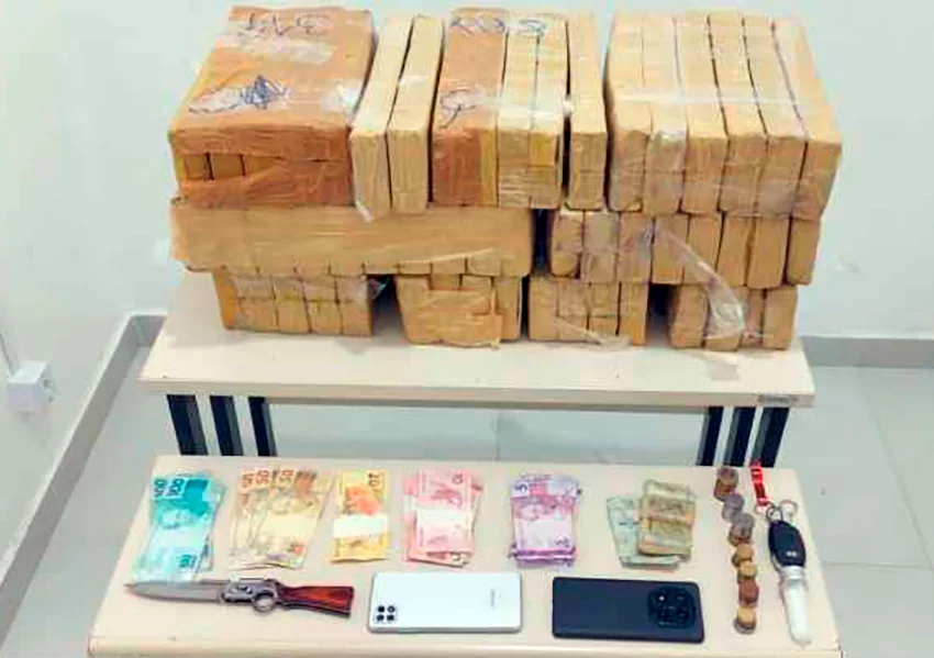 PM apreende 53 kg de maconha em carro e prende dupla por tráfico em Vitória da Conquista