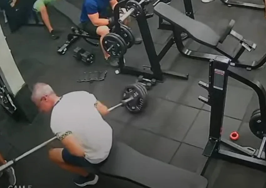 Homem morre após acidente com barra de supino em academia