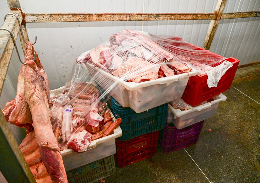 Açougue de grande porte é parcialmente interditado pela Visa por risco sanitário em Conquista