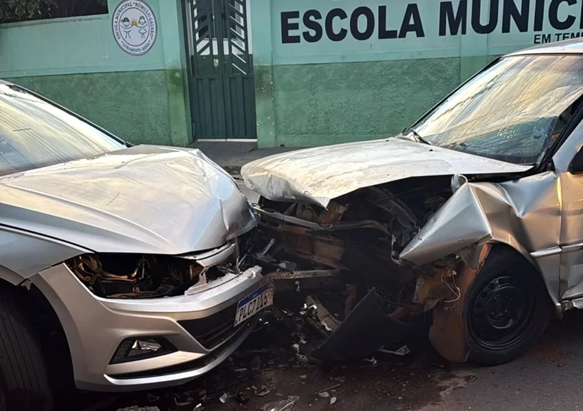 Colisão frontal entre carros deixa ferido no centro de Livramento de Nossa Senhora
