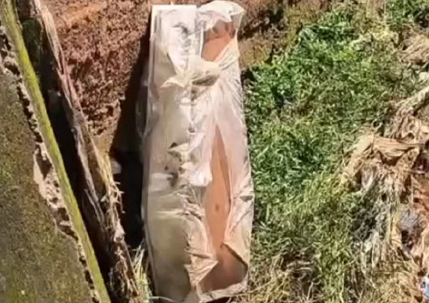 Chuva derruba muro de funerária e caixões caem em córrego