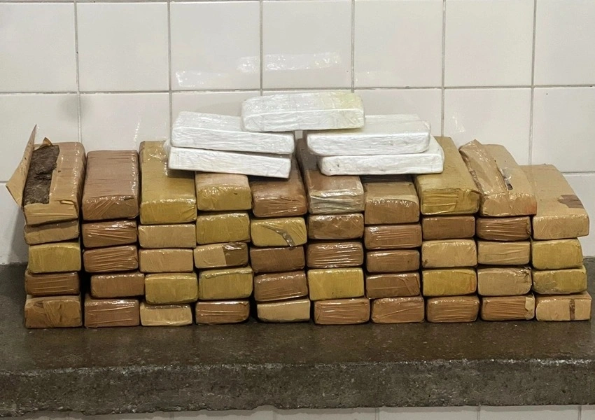 CIPRv apreende cerca de 100 kg de drogas em ônibus abordado em Tanhaçu