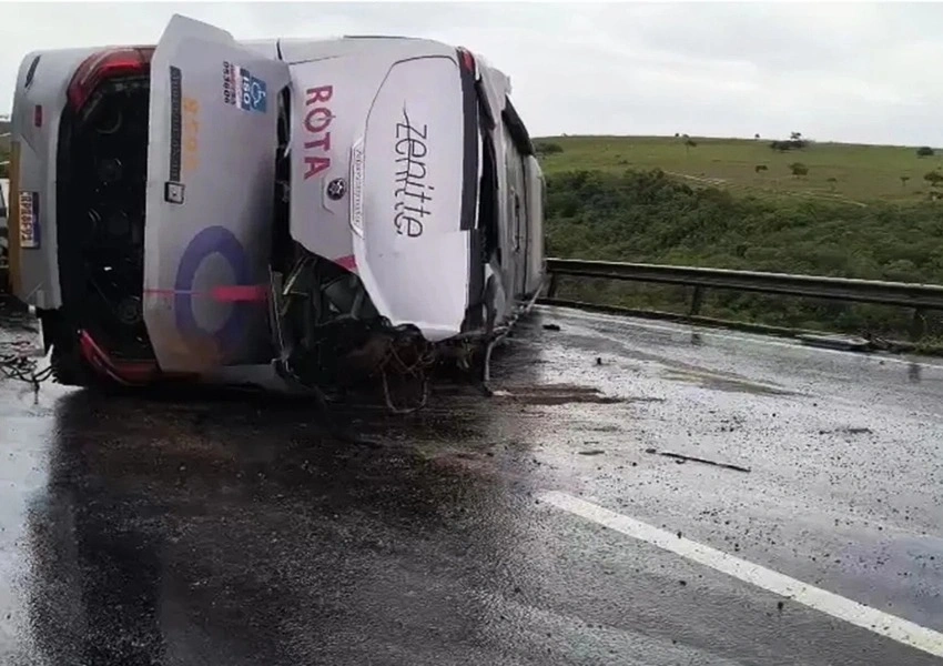 Ônibus que seguia para Vitória da Conquista tomba na BR-116 entre Milagres e Jequié e deixa 16 feridos