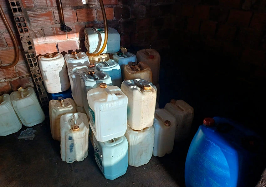 Suspeito de armazenar combustível ilegalmente é preso com 640 litros em galpão em Ipirá