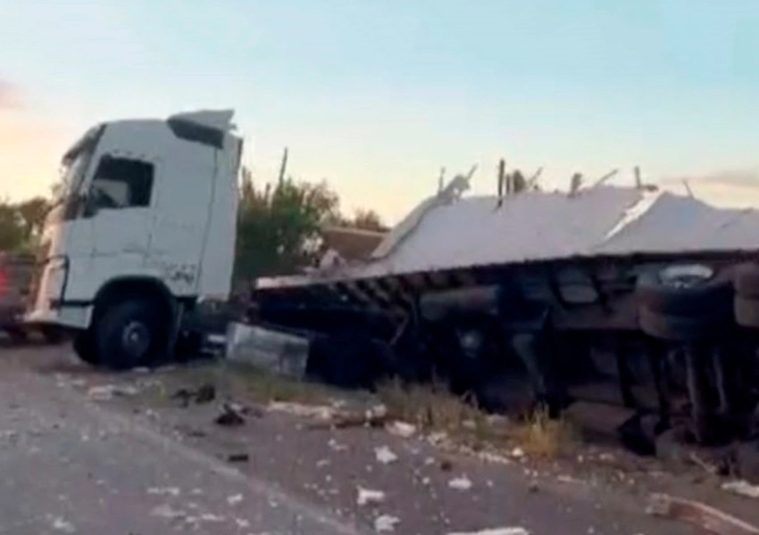 Motorista fica preso às ferragens após acidente entre carretas no interior da Bahia