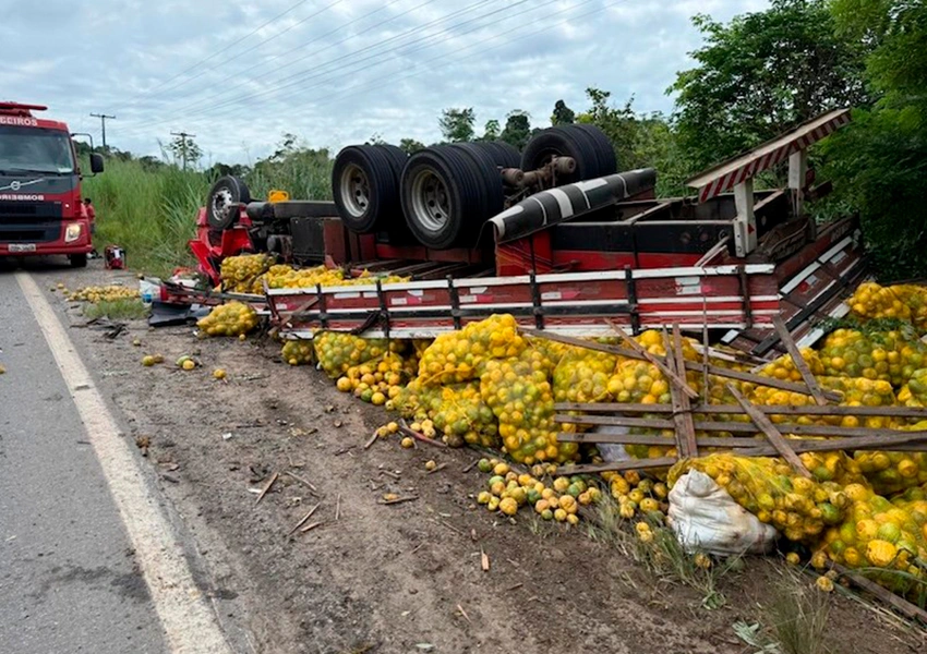 Motorista de caminhão tomba na BR-330 e fica preso às ferragens em Ipiaú
