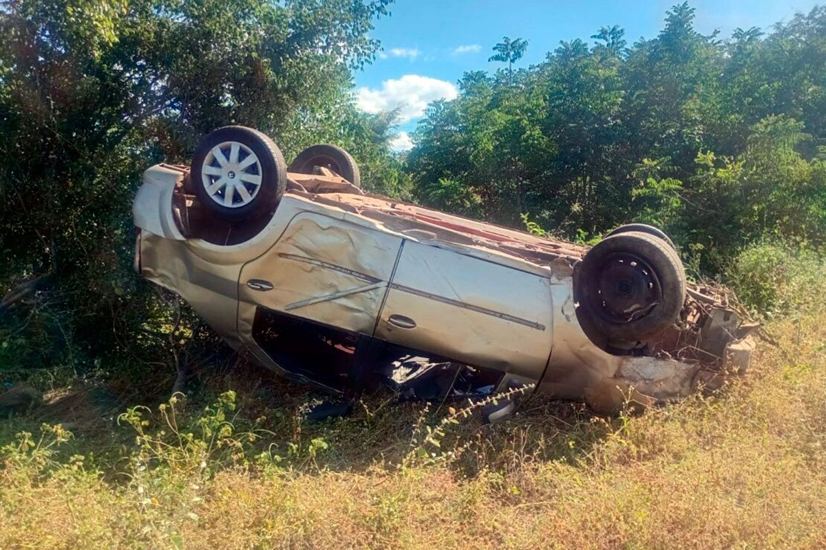 Carro capota na BR-430 em Riacho de Santana, ocupantes saem ilesos