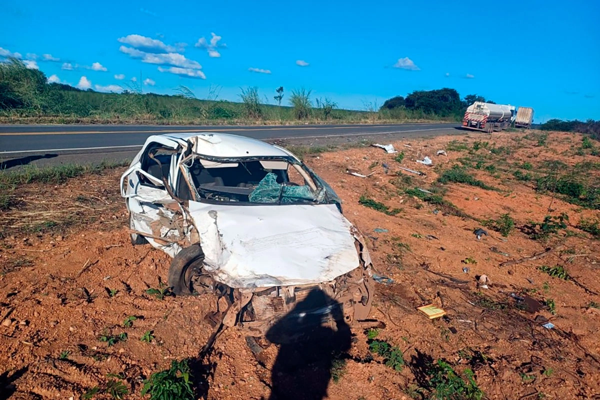 Mulher morre e bebê de 1 ano ferido em acidente com carro e caminhão no Oeste da Bahia