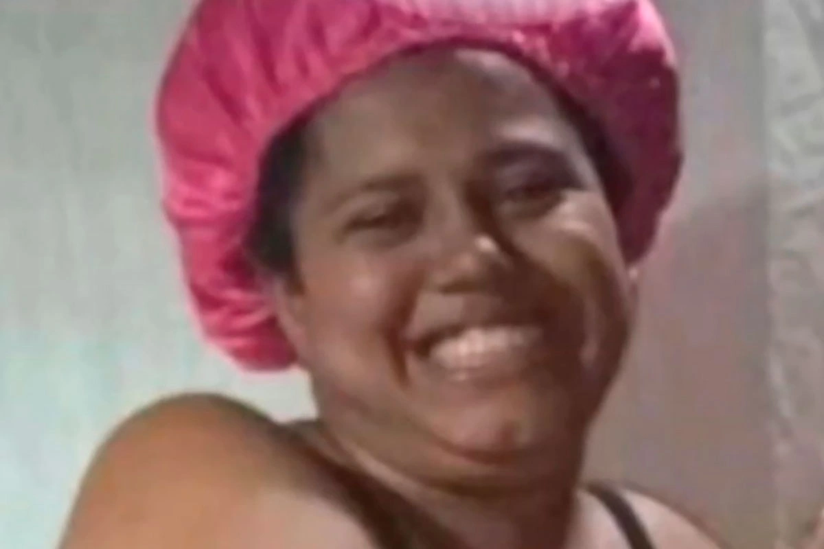 Jovem de 21 anos morre eletrocutada ao usar celular carregando