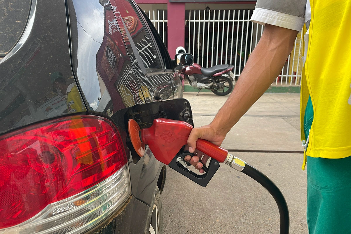 Governo federal decide reduzir PIS/Cofins sobre gasolina em resposta à guerra no Irã