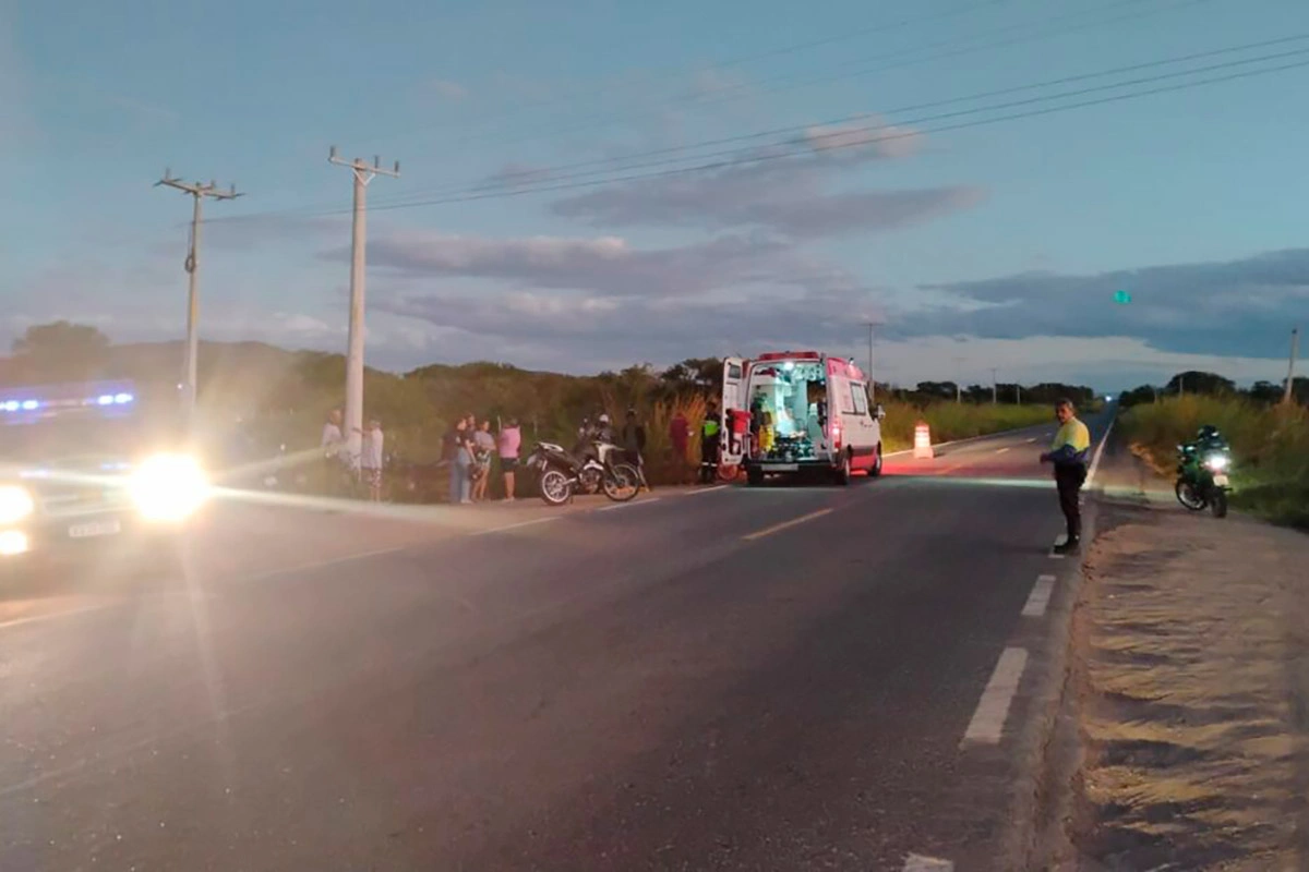 Idosa de 62 anos fica ferida em acidente entre carro e moto em Guanambi