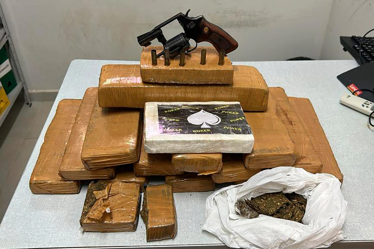 Confronto com a PM em Cândido Sales termina com suspeito morto e apreensão de 14 kg de drogas