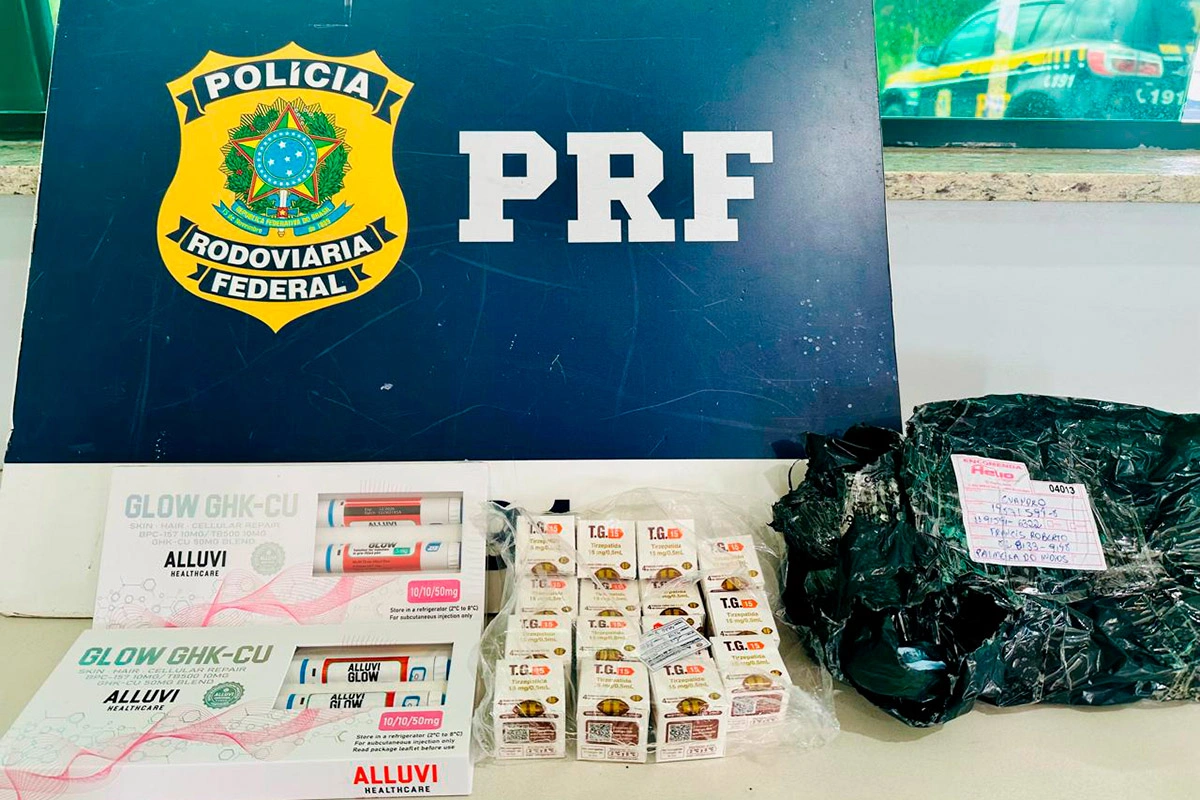 PRF apreende medicamentos estéticos e para emagrecimento em ônibus na BR-116 em Poções