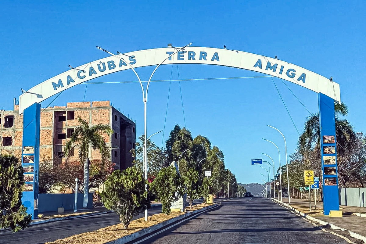 Homem pula muros para fugir da PM após denúncia de violência doméstica em Macaúbas