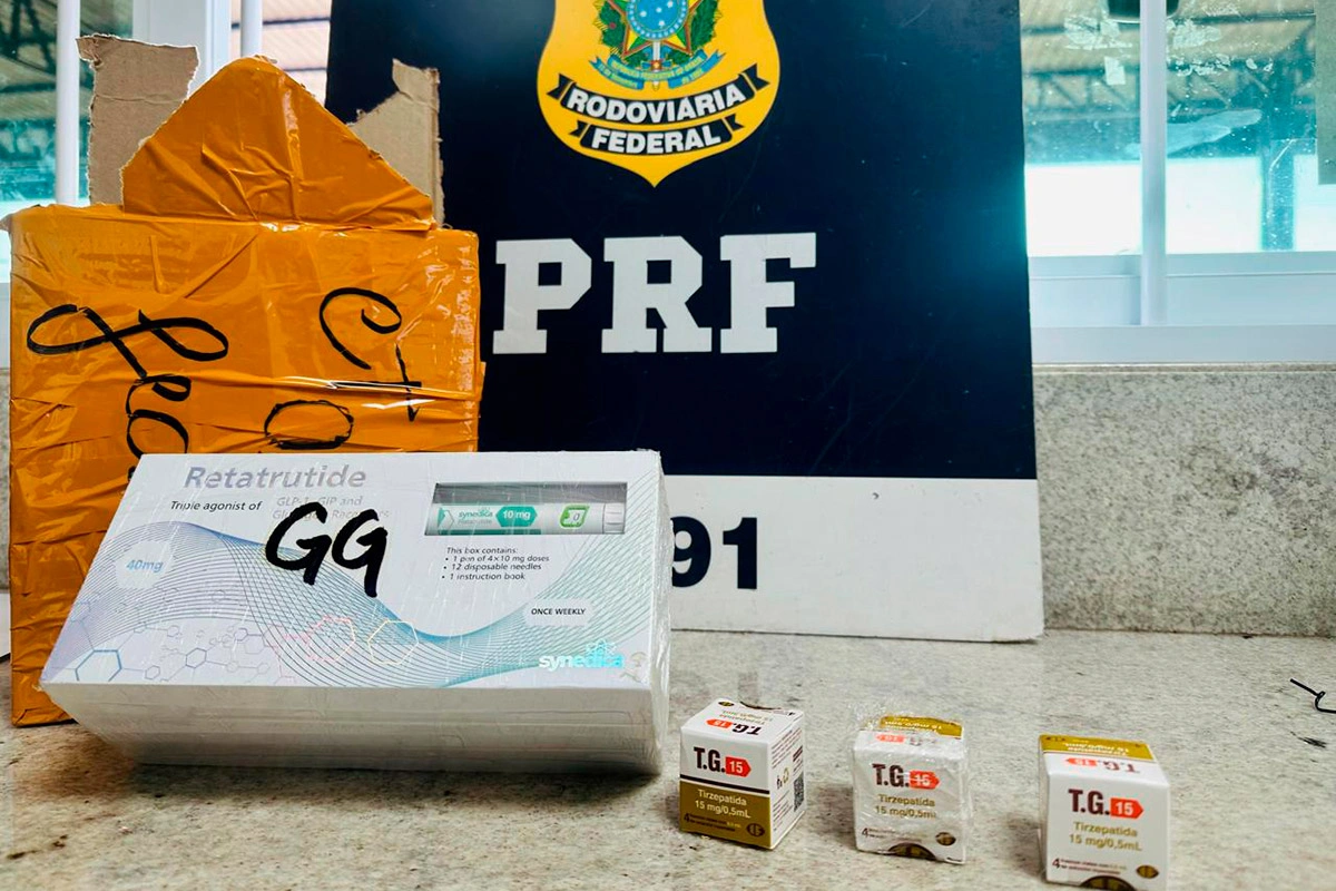  PRF apreende medicamentos proibidos em ônibus na BR-116 em Vitória da Conquista