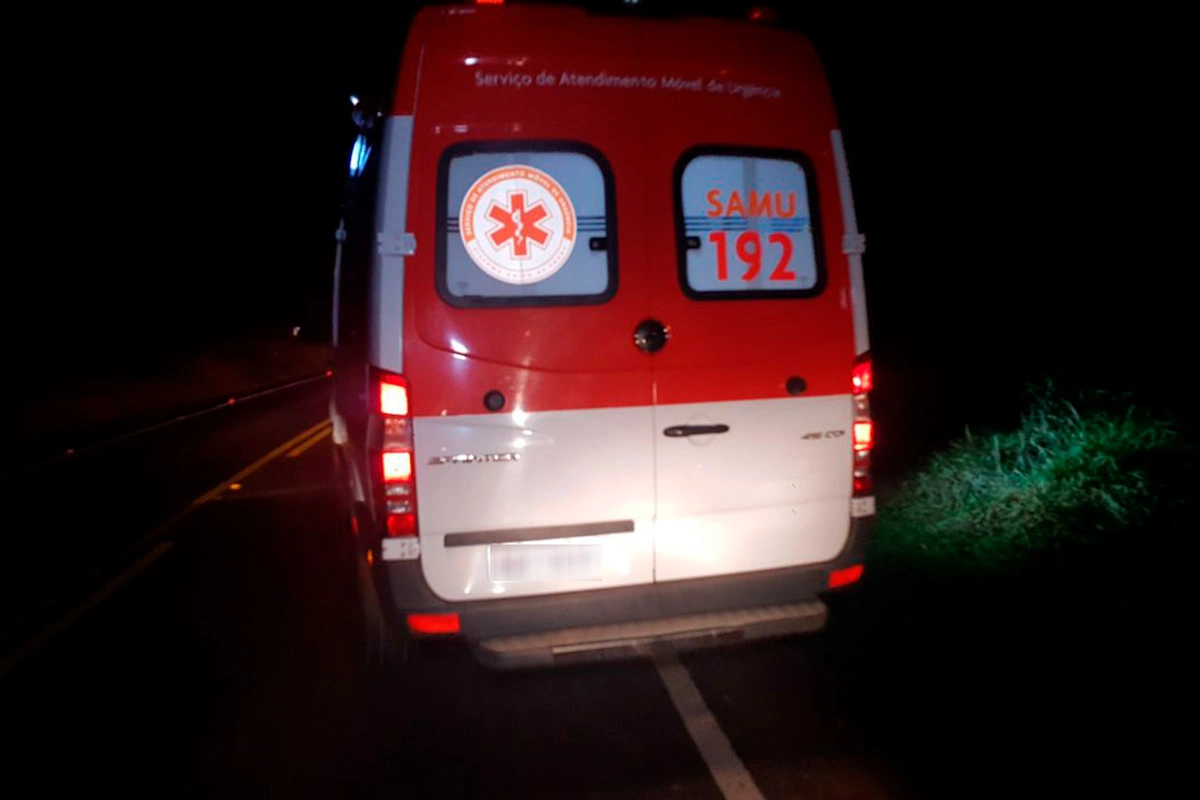 Jovem de 18 anos fica ferido após carro sair da pista e pegar fogo na BR-030 em Caetité