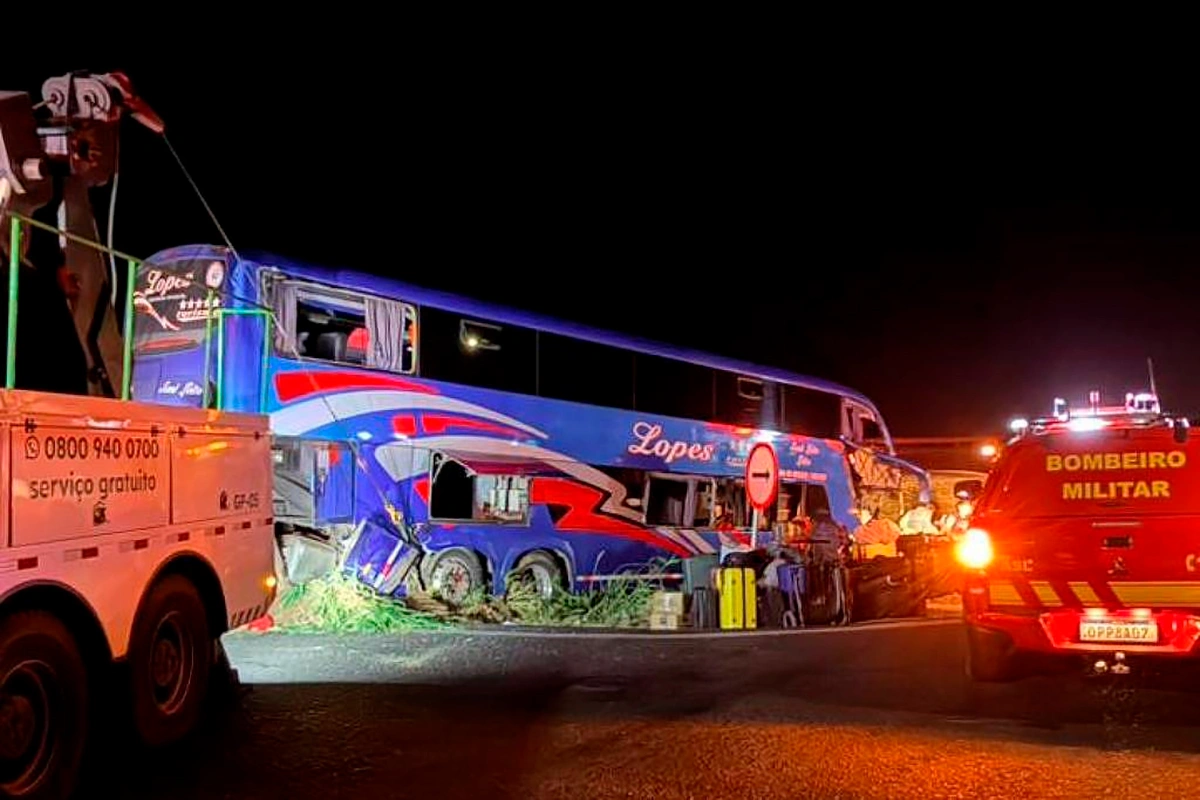 Acidente com ônibus de fiéis que saiu da Bahia deixa dois mortos e 30 feridos em MG