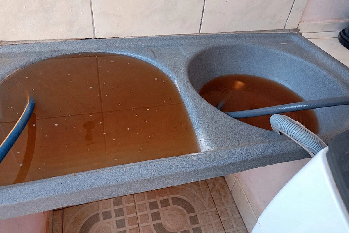 Moradora denuncia água barrenta em Dom Basílio após reajuste na tarifa