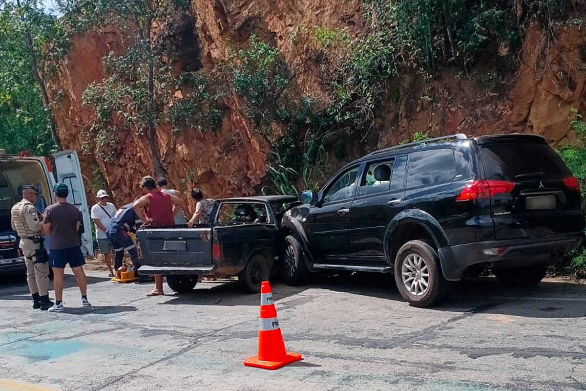 Saveiro perde controle e bate de frente com L200 Triton na BA-148 na Serra das Almas em Livramento