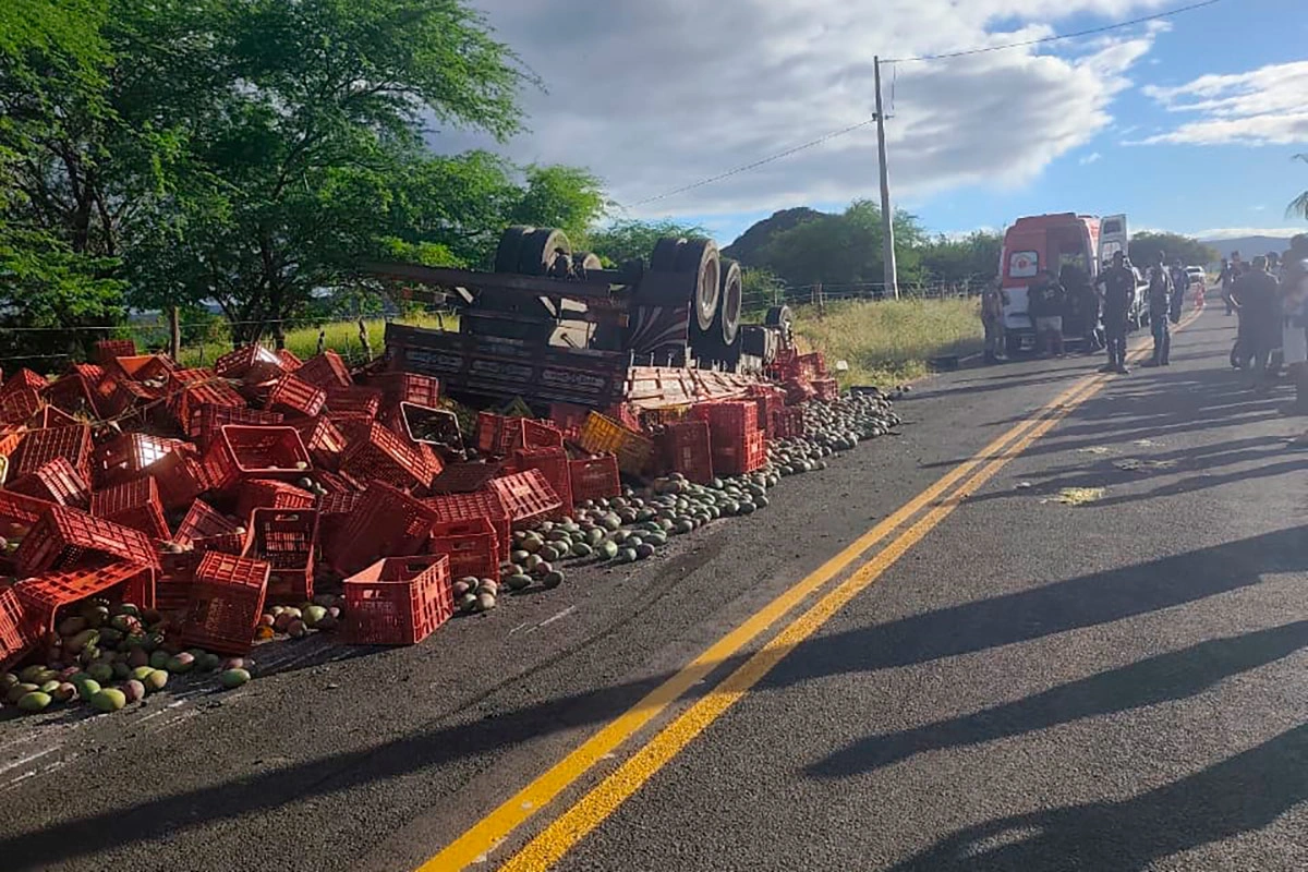 Motorista Dombasiliense de 27 anos morre após caminhão tombar em estrada de Paramirim