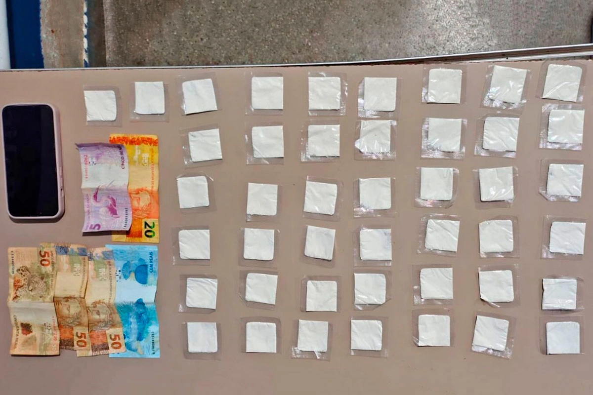 Mulher é presa com 50 porções de cocaína e celular em Macaúbas
